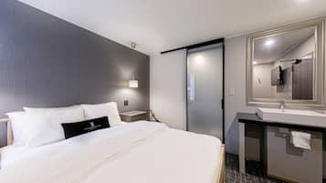 Cortinas blackout, wifi gratis y ropa de cama