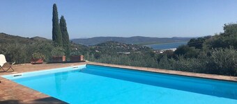 Une villa à Porto Ercole : piscine, jardin et vue sur la mer