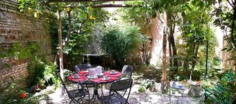 Rome with a Garden! Delightful 1 Bedroom Apartment with Private Garden in Historic Trastevere