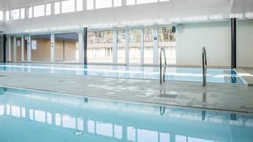 Una piscina cubierta