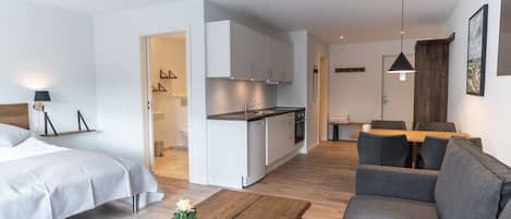 Apartemen Comfort | Dapur pribadi | Lemari es, oven, kompor, dan kursi makan untuk bayi