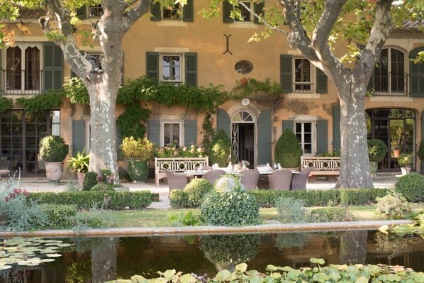 Outdoor dining - St. Remy-de-Provence, Sumptuous Villa Glorious Garden, 2 Pools (St. Remy de Provence)