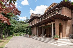 Exterior - Near Rome: Villa, Pool, Tennis courts, Perfect Family Reunion, or Off-site Meeting (Grottaferrata)