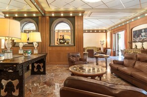 Lobby - Near Rome: Villa, Pool, Tennis courts, Perfect Family Reunion, or Off-site Meeting (Grottaferrata)