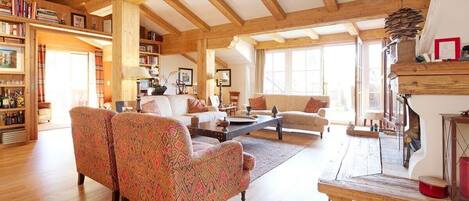 Tv, eldstad, dvd-spelare och kontor