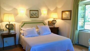 5 quartos, escrivaninha, ferros/tábuas de passar roupa, Wi-Fi