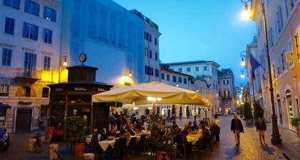 In Rome at Spanish Steps, Classy Apartment with Modern Design in an Historic Palazzo