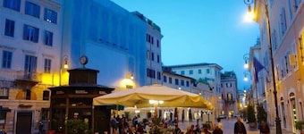 In Rome at Spanish Steps, Classy Apartment with Modern Design in an Historic Palazzo