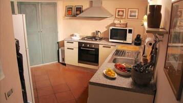 雪櫃、微波爐、焗爐、爐具