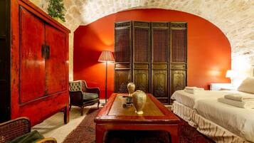 4 slaapkamers, een bureau, een strijkplank/strijkijzer, reisbedje