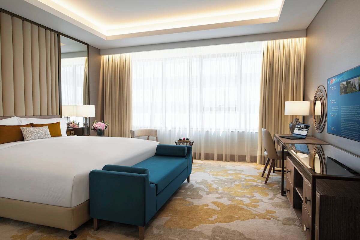 Seprai premium, selimut bulu angsa, meja kerja, dan tirai kedap cahaya