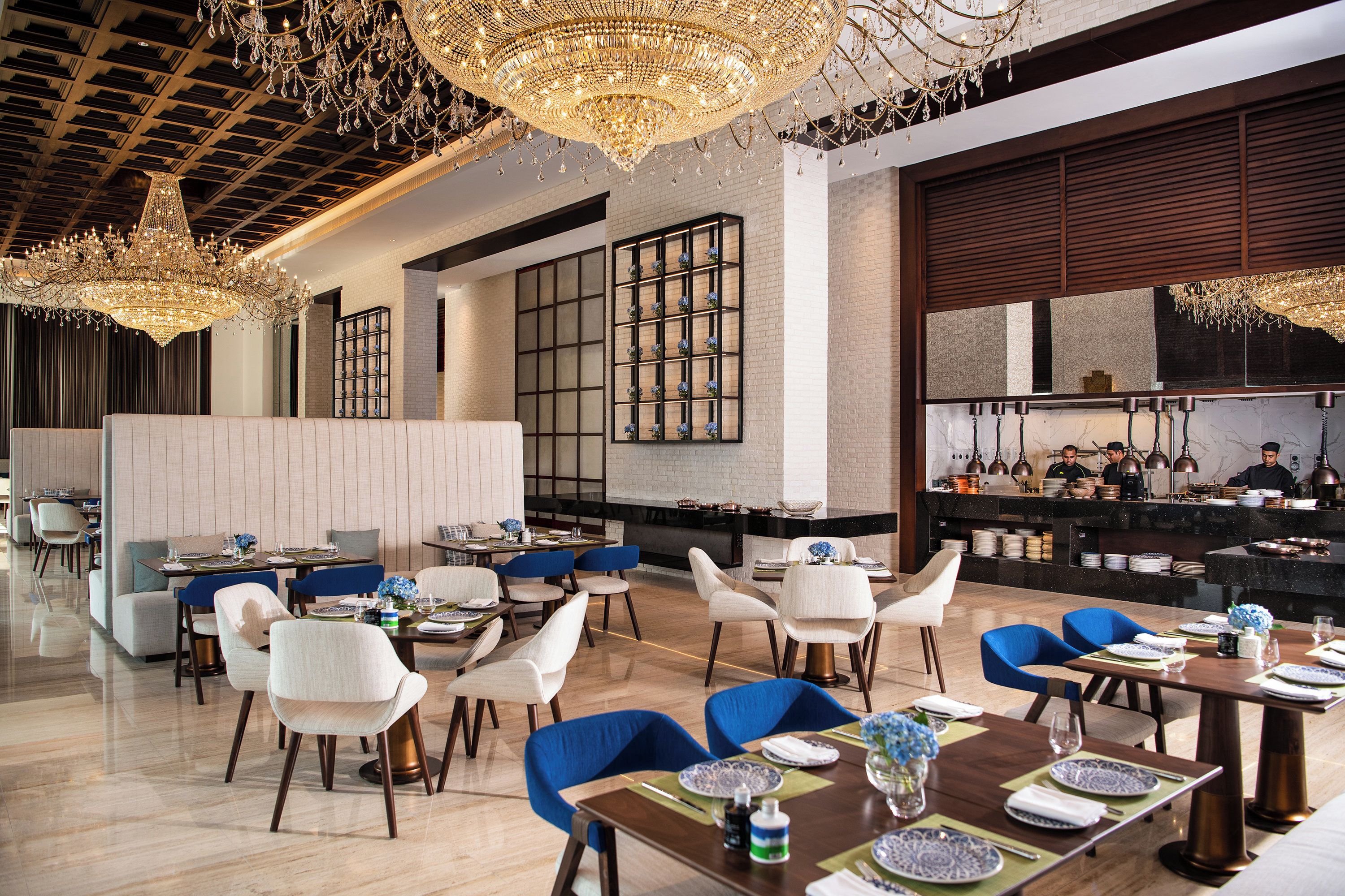 Un restaurant doté de plusieurs tables, de chaises et d’un bar.