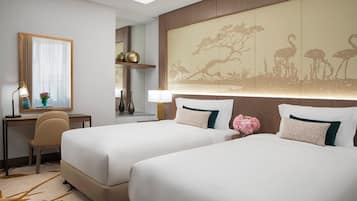 Bộ đồ giường cao cấp, chăn bông, két bảo mật tại phòng, bàn
