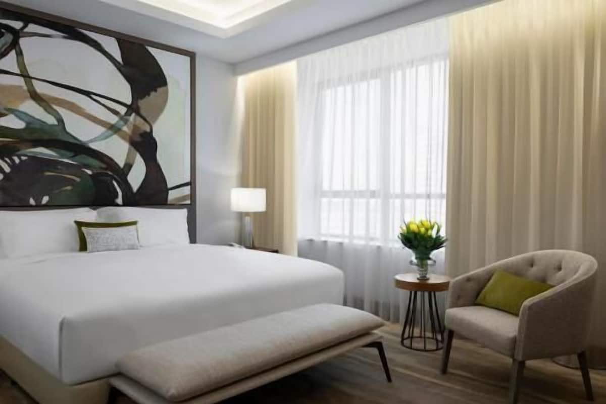 เครื่องนอนระดับพรีเมียม, ผ้านวมขนเป็ด, โต๊ะทำงาน, ผ้าม่านกันแสง