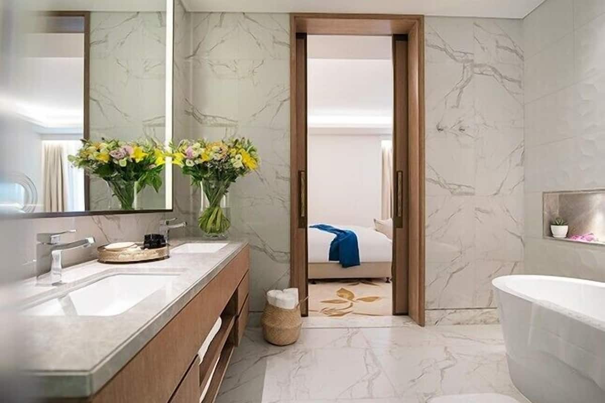 Articles de toilette écologiques, sèche-cheveux, peignoirs, chaussons