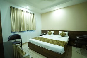 Standard A/C room | Free WiFi, bed sheets - Hotel Flora Inn (Nagpur)
