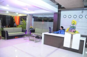 Lobby sitting area - Hotel Flora Inn (Nagpur)