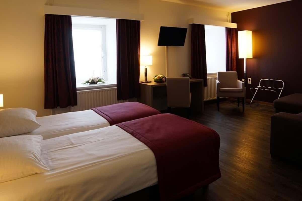 family room | 1 bedroom, desk, free wifi, bed sheets