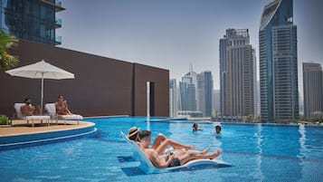 Piscina externa, guarda-sóis, espreguiçadeiras