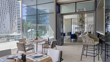 Serviço de café da manhã, almoço, jantar; vistas para a piscina