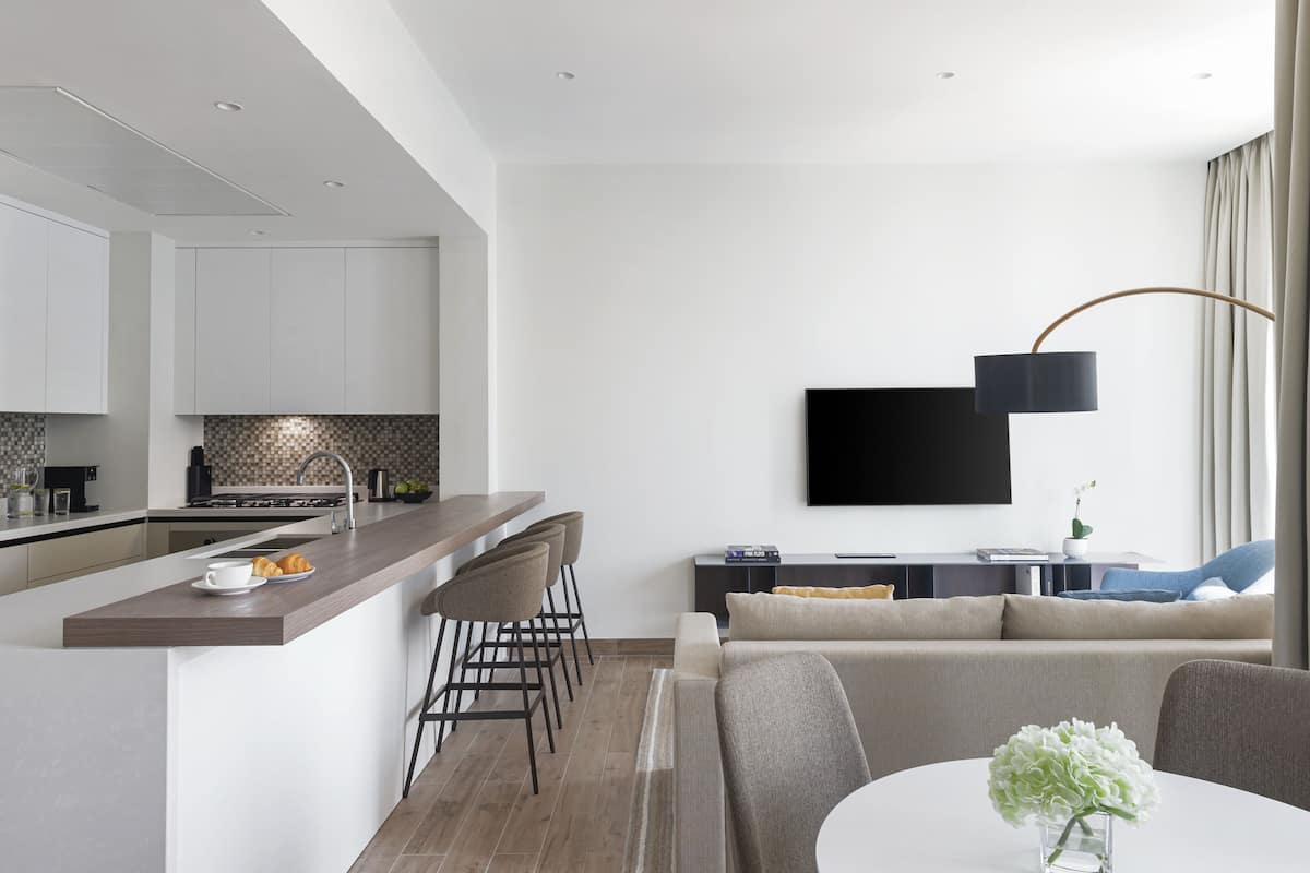 Deluxe suite, 2 slaapkamers, balkon | Woonruimte | Een 55-inch ledtelevisie met satellietzenders en televisie