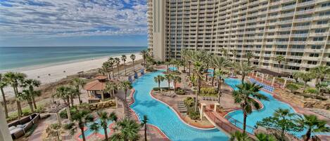 Una piscina cubierta, una piscina climatizada