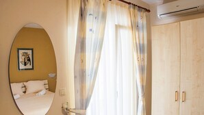1 bedroom, internet, bed sheets - Apartments Karolina, (16292), Novalja, hr (Novalja)