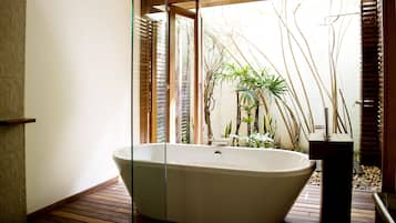 Luxury Villa (5 Bedrooms) | Bathroom | Separate tub and shower, rainfall showerhead, free toiletries, towels