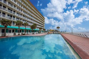Pool is on the beach! - Heated Oceanfront Pool + Hot Tub | Ocean View Studio | Free Daily Activities (Daytona Beach)