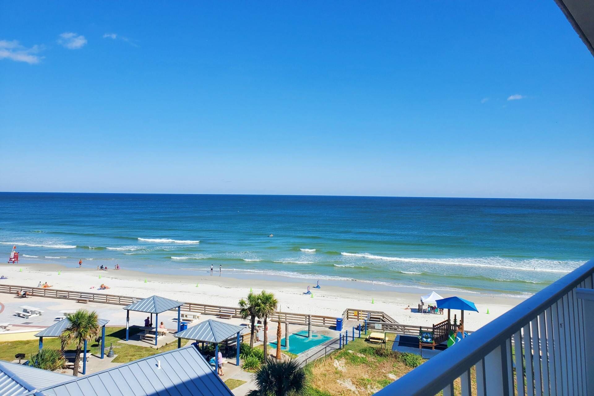 على الشاطئ، ركوب قوارب الكاياك، الإبحار باللنشات، صيد الأسماك