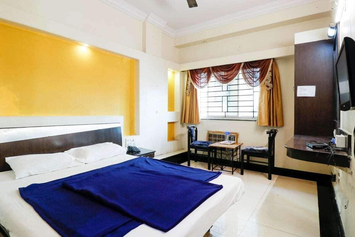 Luxury Double Room | Desk