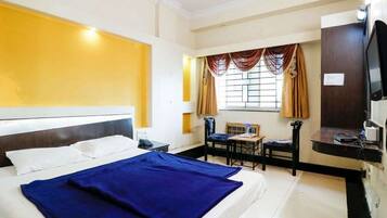 Luxury Double Room | Desk