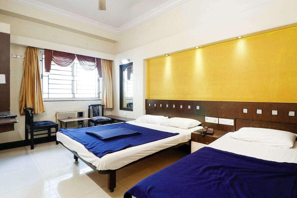 Luxury Triple Room | Desk