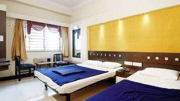 Luxury Triple Room | Desk