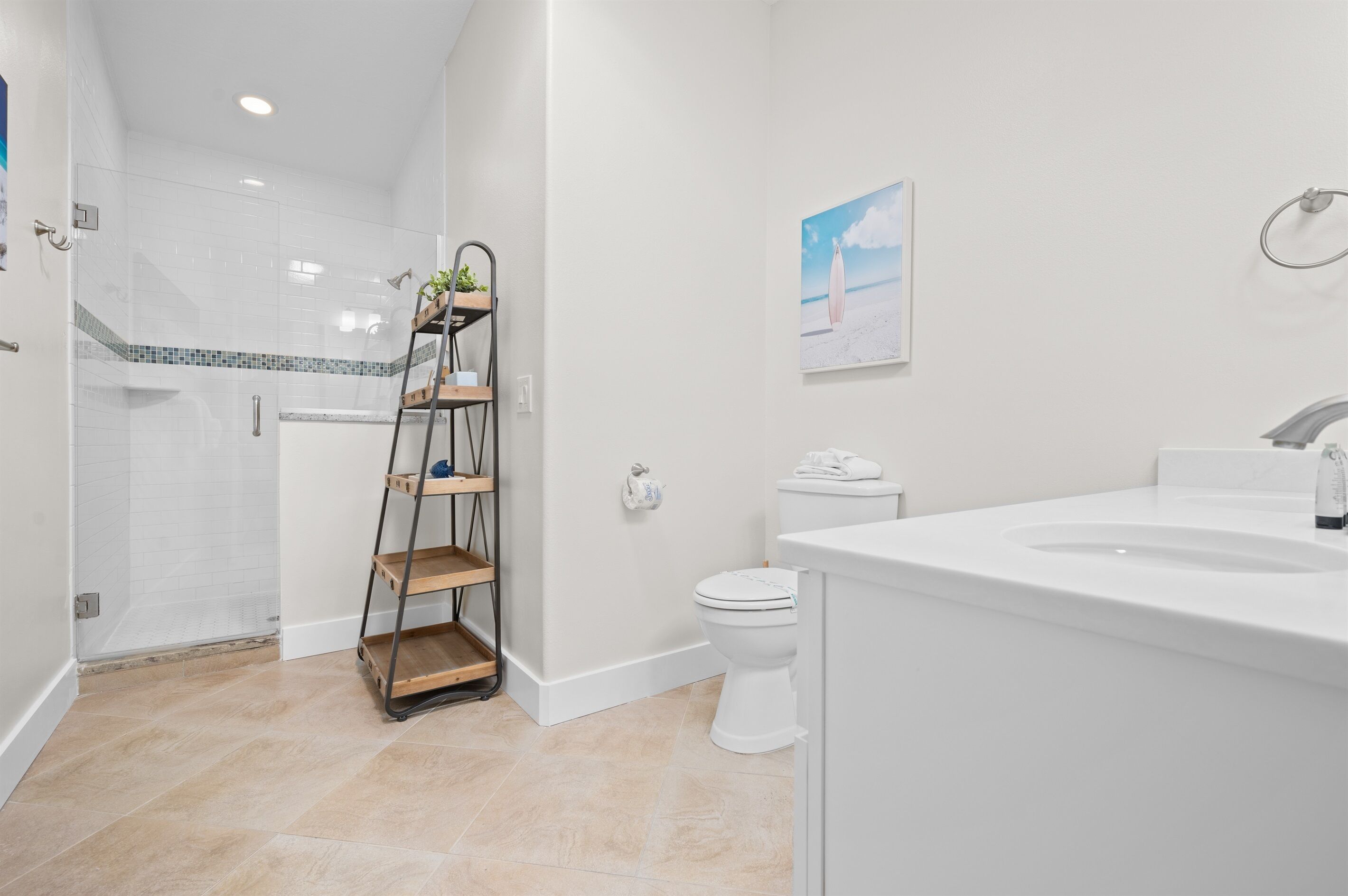 Une salle de bain moderne équipée d’une douche, de toilettes et d’un lavabo.