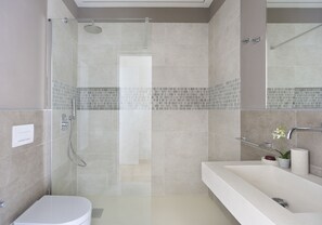 Appartamento Deluxe | Bagno | Set di cortesia gratuito, asciugacapelli, bidet, sapone