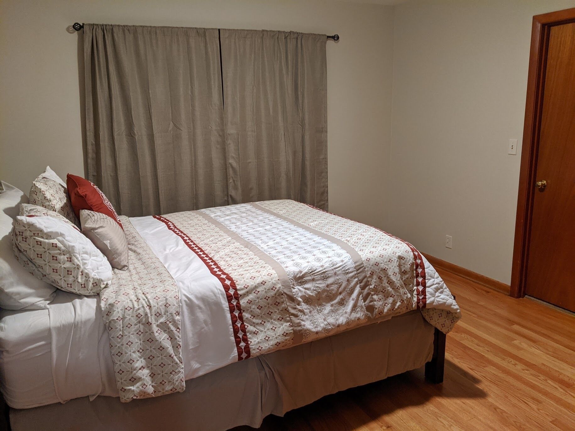 4 bedrooms, desk, iron/ironing board, free WiFi