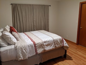 4 bedrooms, desk, iron/ironing board, free WiFi - s1. Beautiful home in historic Scottsboro w/ pool (Scottsboro)
