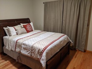 4 quartos, escrivaninha, ferros/tábuas de passar roupa