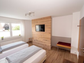 2 dormitorios, escritorio, tabla de planchar con plancha y cuna de viaje