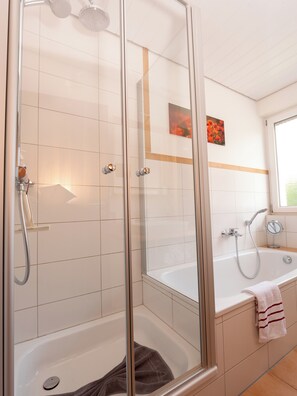 Bathtub, hair dryer, towels, soap - Deluxe Ferienwohnung (Borchen)