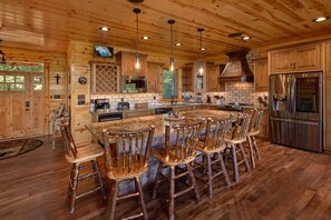 Fridge, microwave, oven, stovetop - Luxury cabin in Pigeon Forge, Hot Tub and Mountain View, Gameroom (Sevierville)