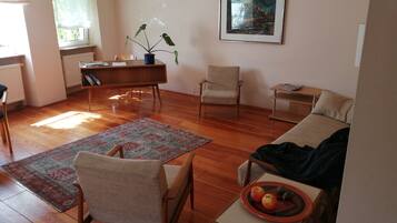 Una televisión, libros