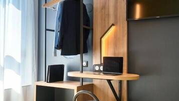 Bureau, chambres insonorisées, fer et planche à repasser