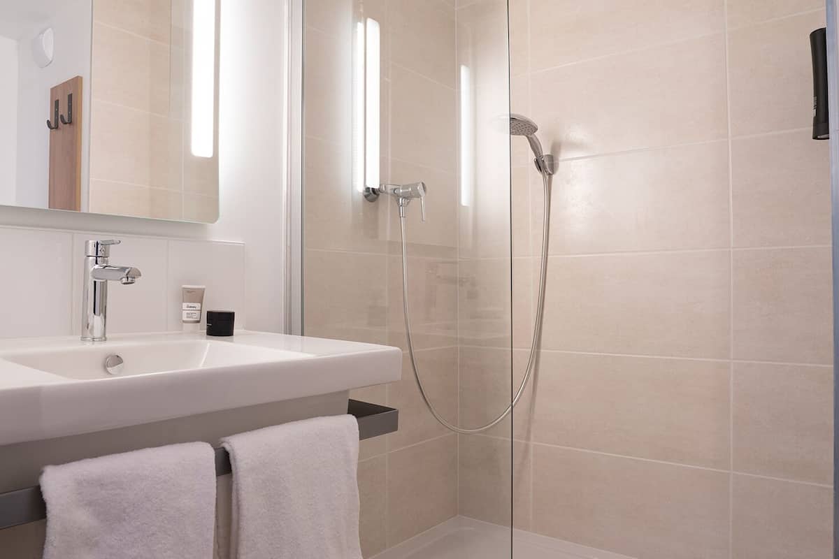 shower, towels, soap, shampoo