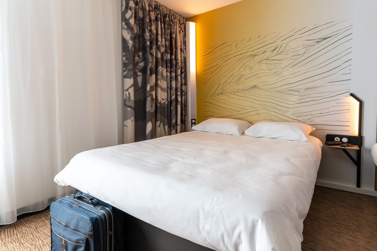 Double Room | Desk, soundproofing, iron/ironing board (on request), cribs (free)