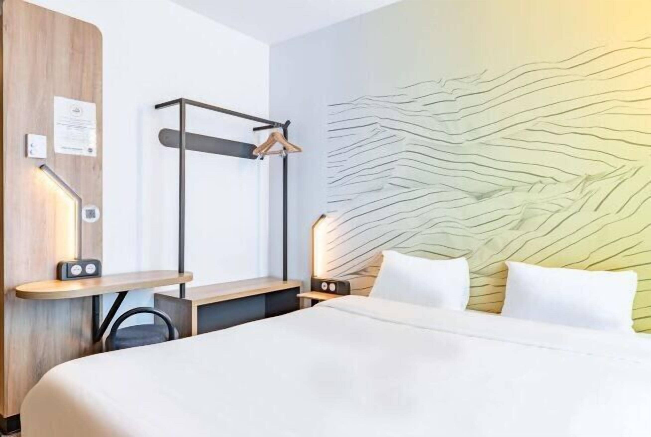 Skrivebord, lydisolert, strykejern/-brett og barnesenger (inkludert)