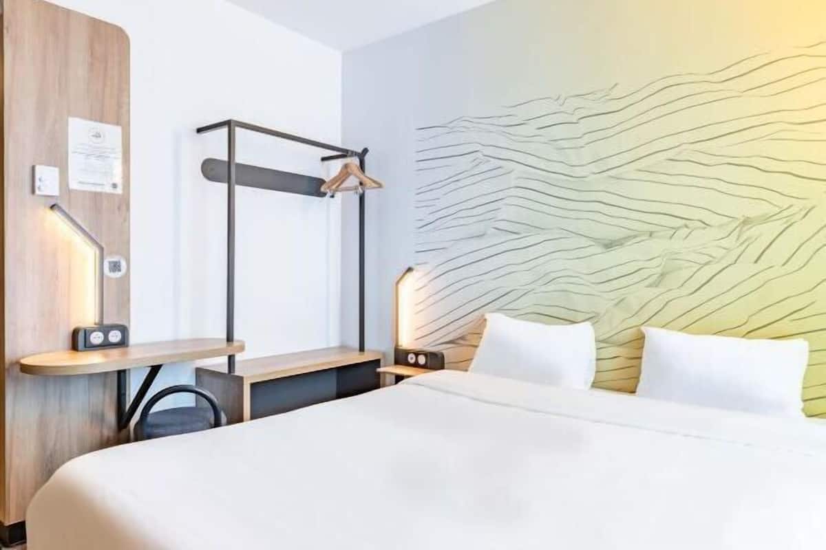 Skrivebord, lydisolert, strykejern/-brett og barnesenger (inkludert)