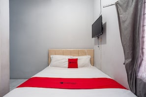 1 bedroom, WiFi - RedDoorz Syariah near Margonda Raya (Depok)