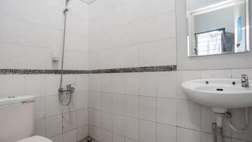 Shower, perlengkapan mandi gratis, dan handuk